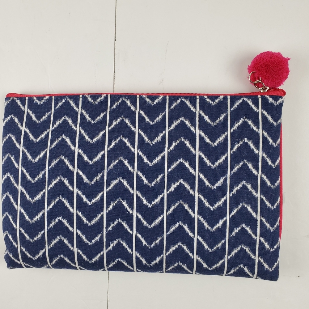 NWOT Makeup bag blue/white Ikat print w/ pink trim